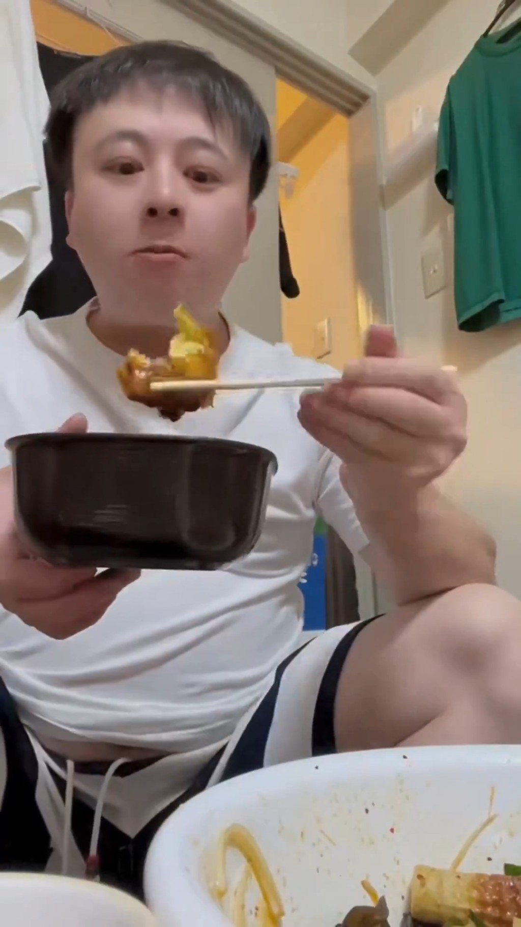 影片拍下疑似中国员工的工作情况。