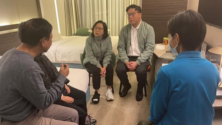 宏福苑五級火｜麥美娟偕梁宏正到青年宿舍探望災民  為居民解答補助金申請疑問。民青局fb