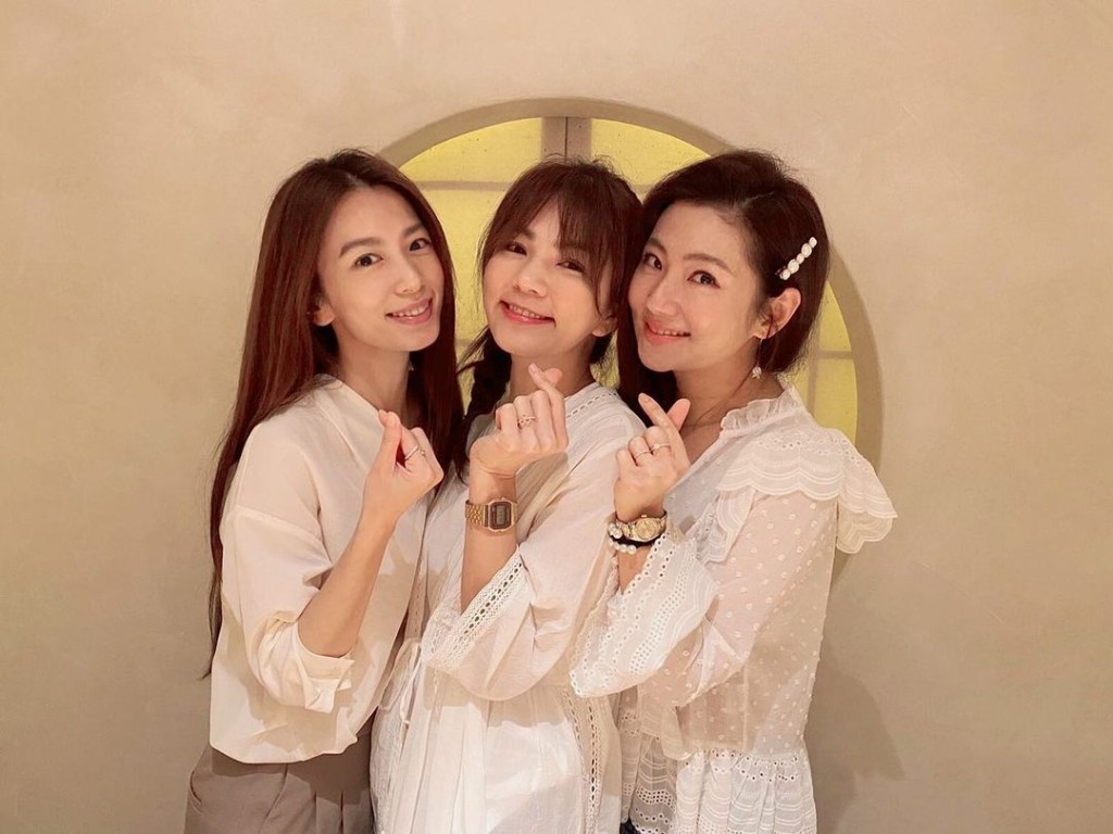 Hebe（左）封「金曲歌后」，兩位好姊妹Selina和Ella（中）都好開心！