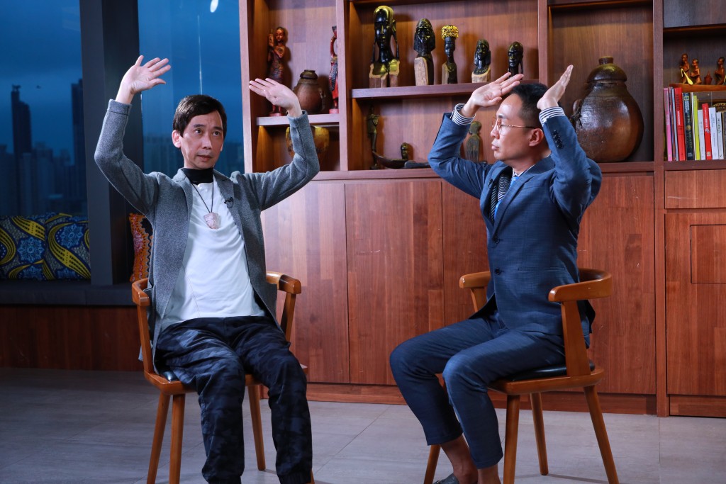 張達明為梁梓禧(右)主持的香港開電視節目《是敢的》擔任首集嘉賓。