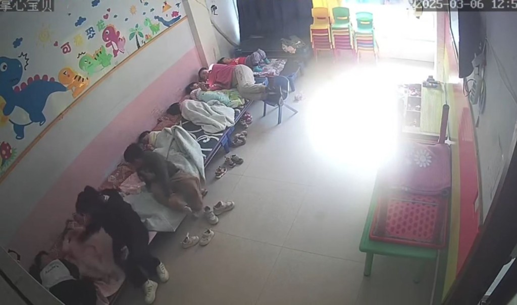 有家長表示在閉路電視影片，發現涉案幼兒園教師集體虐待孩童。抖音@遼寧盤錦幼兒園大規模nue童事件