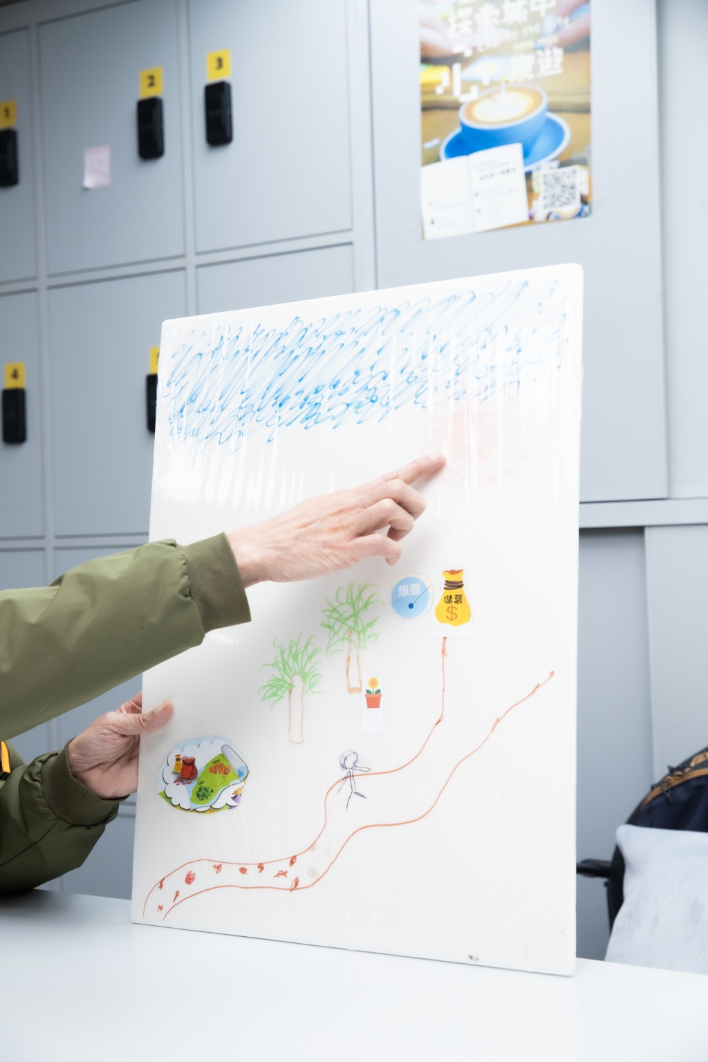 阿偉將自己的賭博經歷創作願景板，堅信不賭以後必有光明前路。