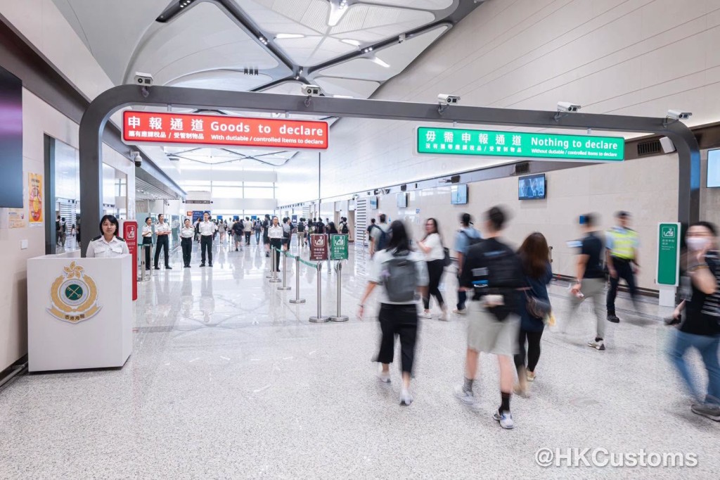 衞生署於今日(19日)在新皇崗口岸港方口岸區舉行公共衞生演習,模擬發現懷疑患有高傳染性傳染病旅客的應對流程。香港海關fb 衞生署於今日(19日)在新皇崗口岸港方口岸區舉行公共衞生演習,模擬發現懷疑患有高傳染性傳染病旅客的應對流程。香港海關fb