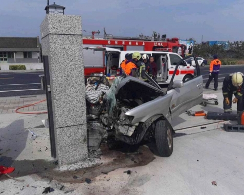 車身遭撞爛嚴重變形。爆料公社
