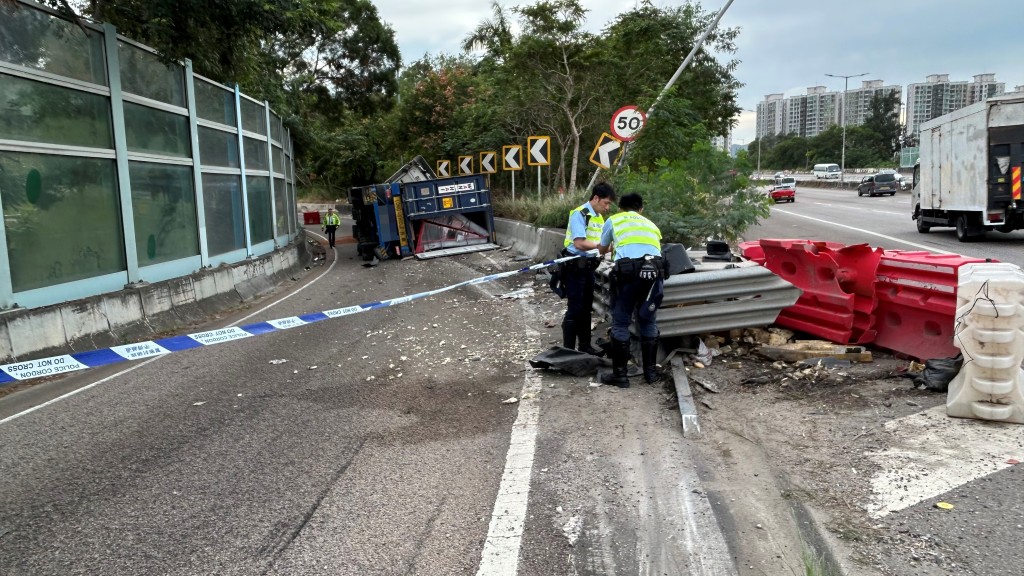 清理現場期間，道路唯一行車線封閉，交通繁忙。