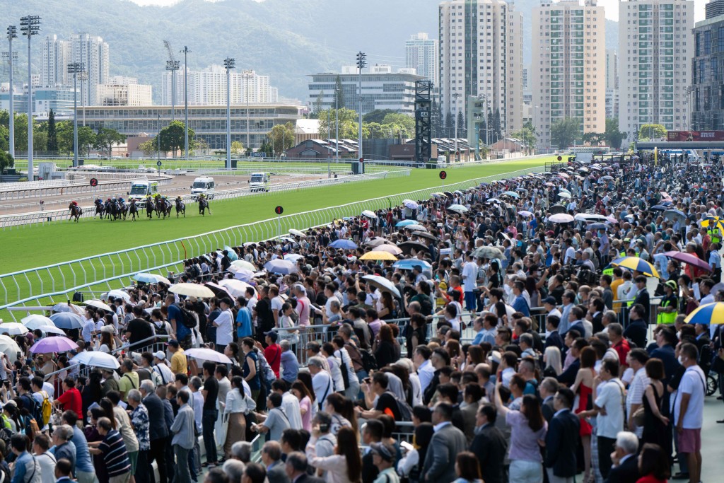 國慶賽馬日吸引逾3.4萬人入場，場內氣氛熾熱，吶喊聲此起彼落。馬會圖片