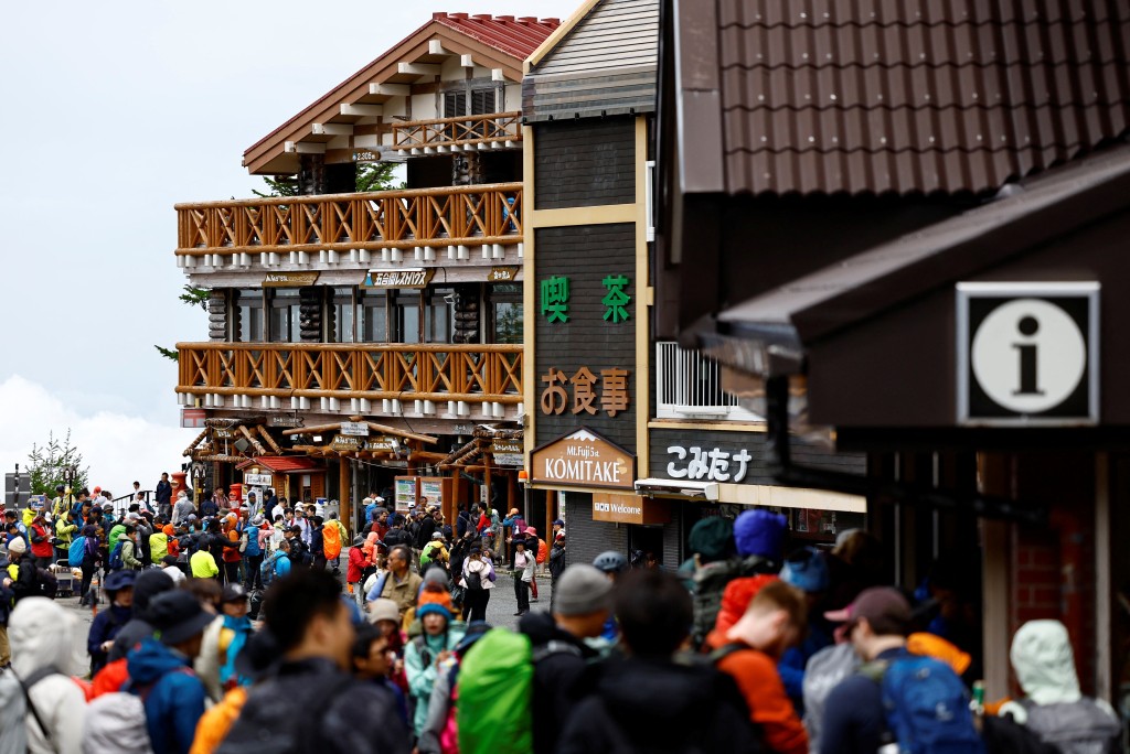 大批登上客赴富士山登山。路透社資料圖片