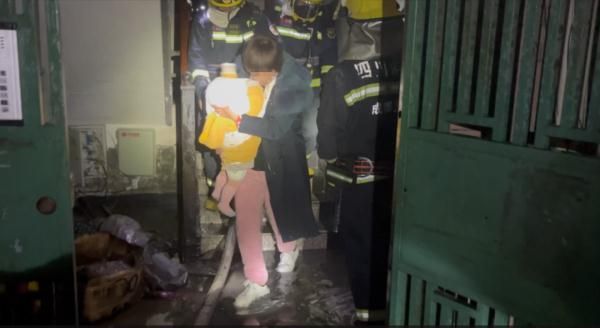 消防员将女子及小孩救出。 中国消防救援