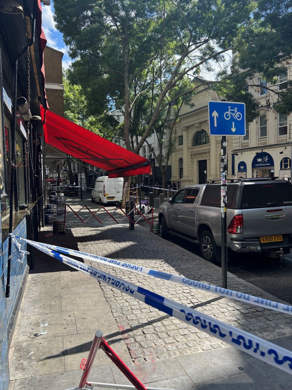 倫敦警察廳於當地時間中午12時27分接獲多宗報案，指柯芬園附近恩德爾街（Endell Street）發生傷人事件。路透社