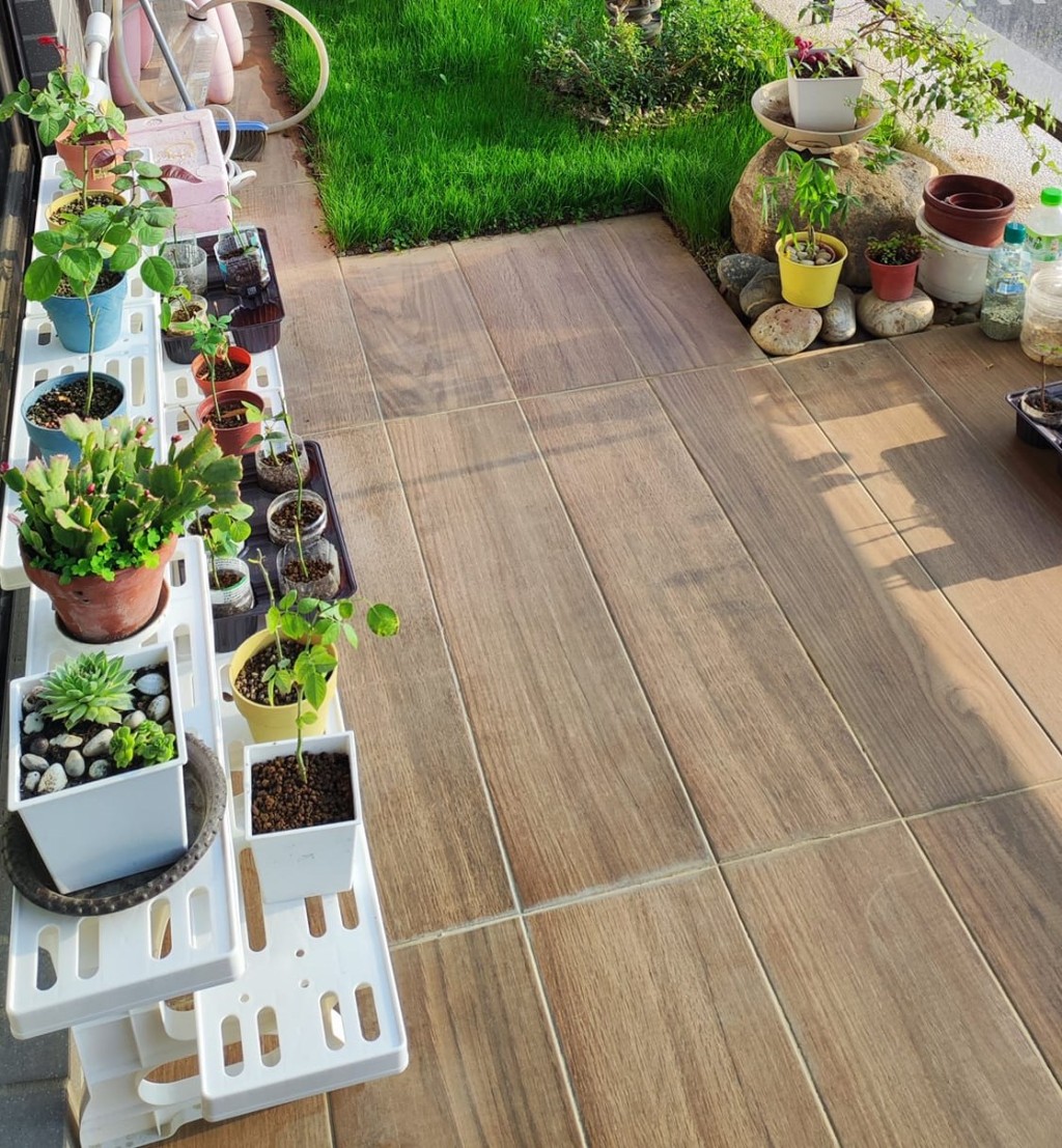 露台铺木纹砖 + 草皮。fb「极简风居家装潢设计」截图