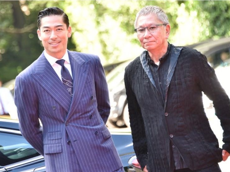 AKIRA與導演三池崇史一起步入會場。