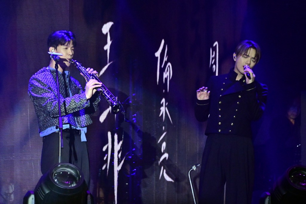 张敬轩出场后一连唱出《My Way》及《Sweet  Escape》。
