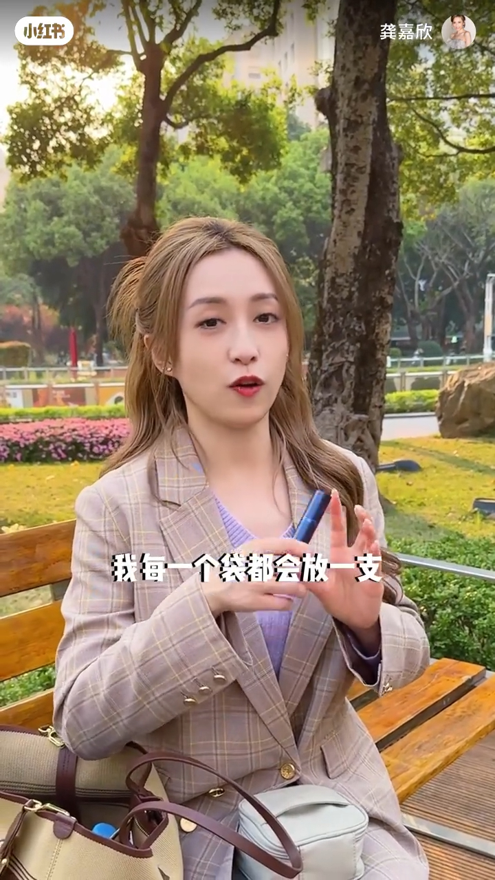 龔嘉欣拍了一段開箱片,原來她的包包乜都有,似足百寶袋。 龔嘉欣拍了一段開箱片,原來她的包包乜都有,似足百寶袋。