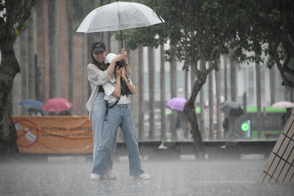 8月20日至22日普遍出現幾陣驟雨及狂風雷暴 8月20日至22日普遍出現幾陣驟雨及狂風雷暴