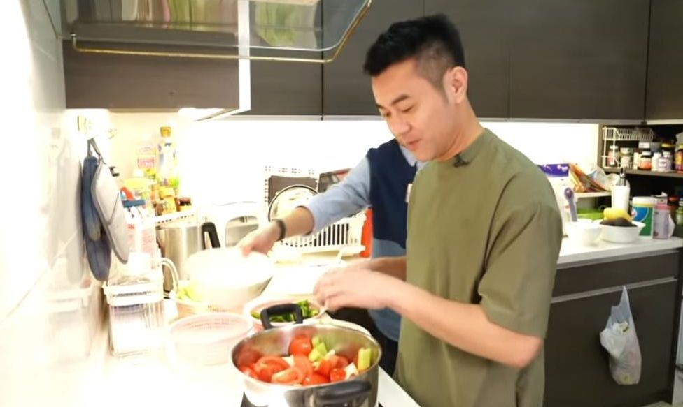 梁漢文親自入廚炮製雜菜湯。