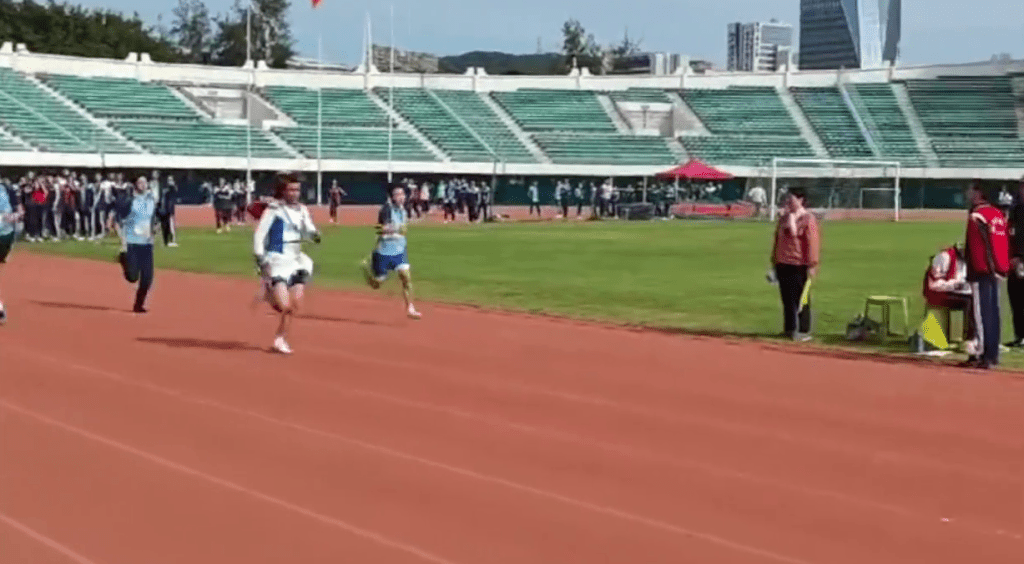 男生校運會穿裙子戴假髮跑步奪冠。