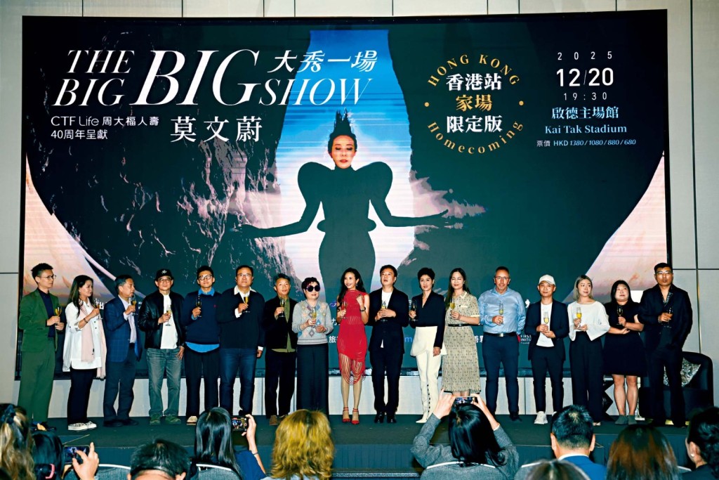 在香港站演唱會記者會上,Karen先開香檳開心慶祝。 在香港站演唱會記者會上,Karen先開香檳開心慶祝。