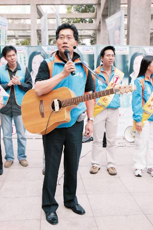 蘇錦樑生前喜歡古典樂、爵士樂,彈結,區選期間,他更站到台前為一眾參選黨員拉票。資料圖片 蘇錦樑生前喜歡古典樂、爵士樂,彈結,區選期間,他更站到台前為一眾參選黨員拉票。資料圖片