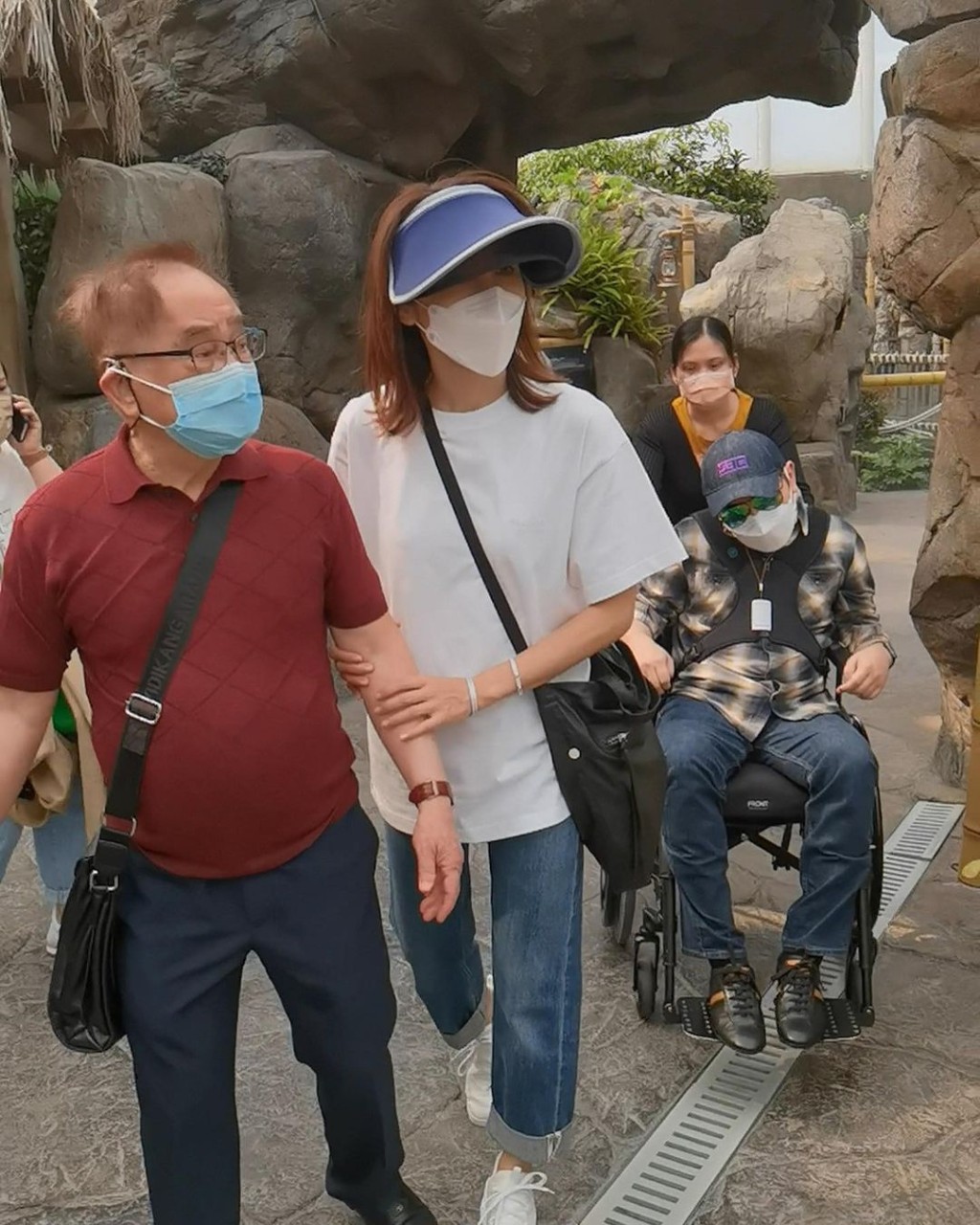黎姿扶着爸爸走路，盡顯孝心。