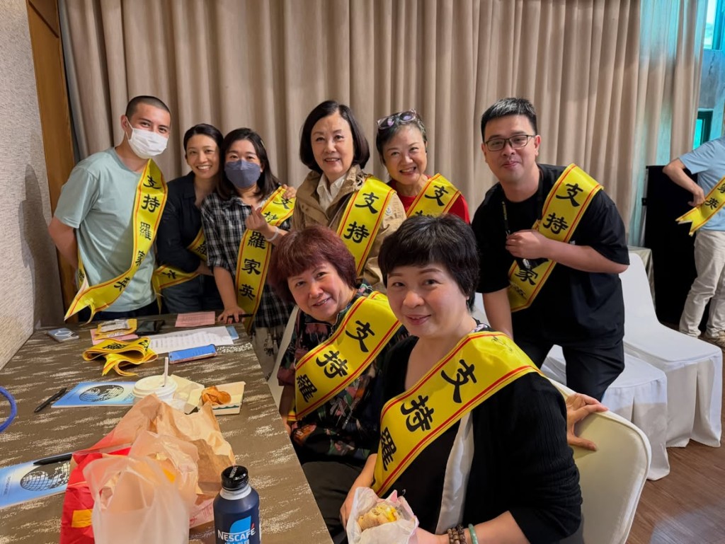 汪明荃率領羅家英的助選團隊在現場齊心協力,為他拉票。 汪明荃率領羅家英的助選團隊在現場齊心協力,為他拉票。