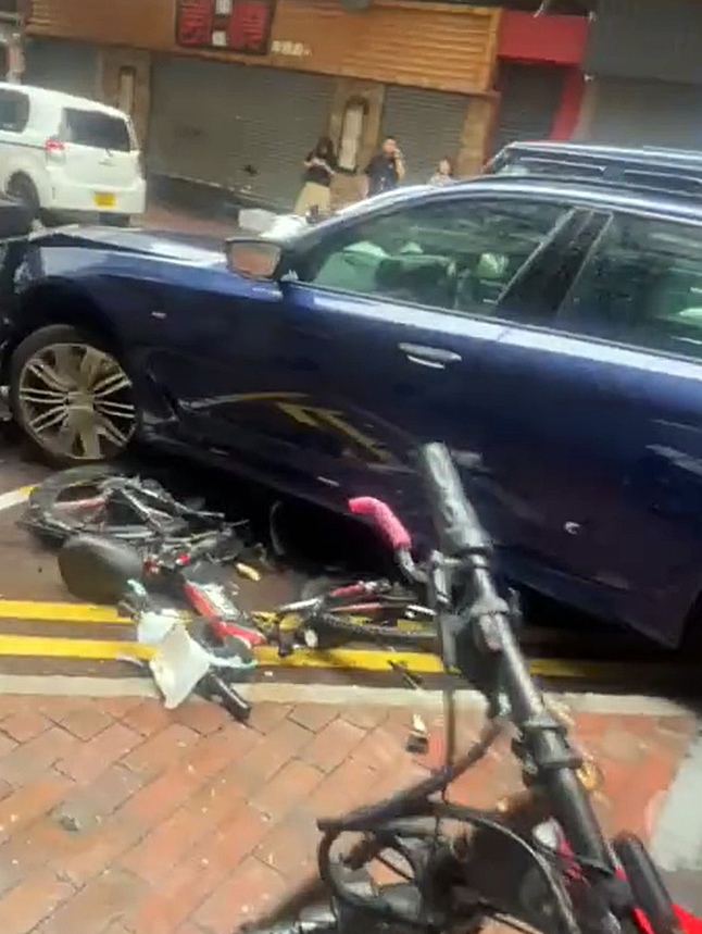 单车被撞毁。网上影片截图