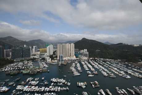 景觀方面,單位外望廣闊香港仔南避風塘,及對岸深灣樓盤。