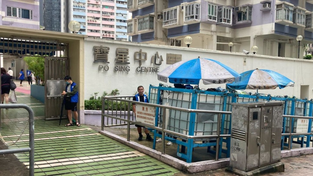 水务署于宝星中心打砖坪街出入口附近设置水箱。fb「滴惜仔」图片