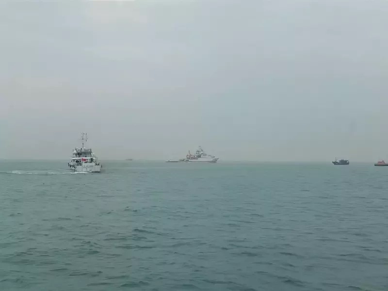 台灣海巡發圖，顯示兩岸海警人員一起在金門海域搜救。