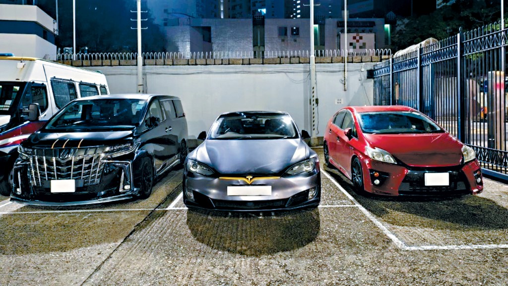 警方在港珠澳口岸一帶進行打擊「白牌車」行動,拘查3輛涉案私家車。