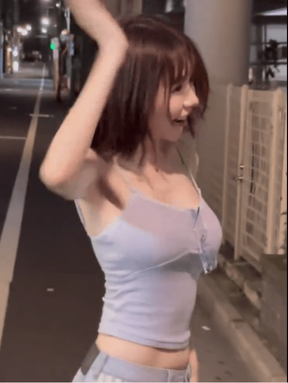 林明禎近日在東京街頭隨性起舞，灰色小背心展現青春活力，笑容超甜。