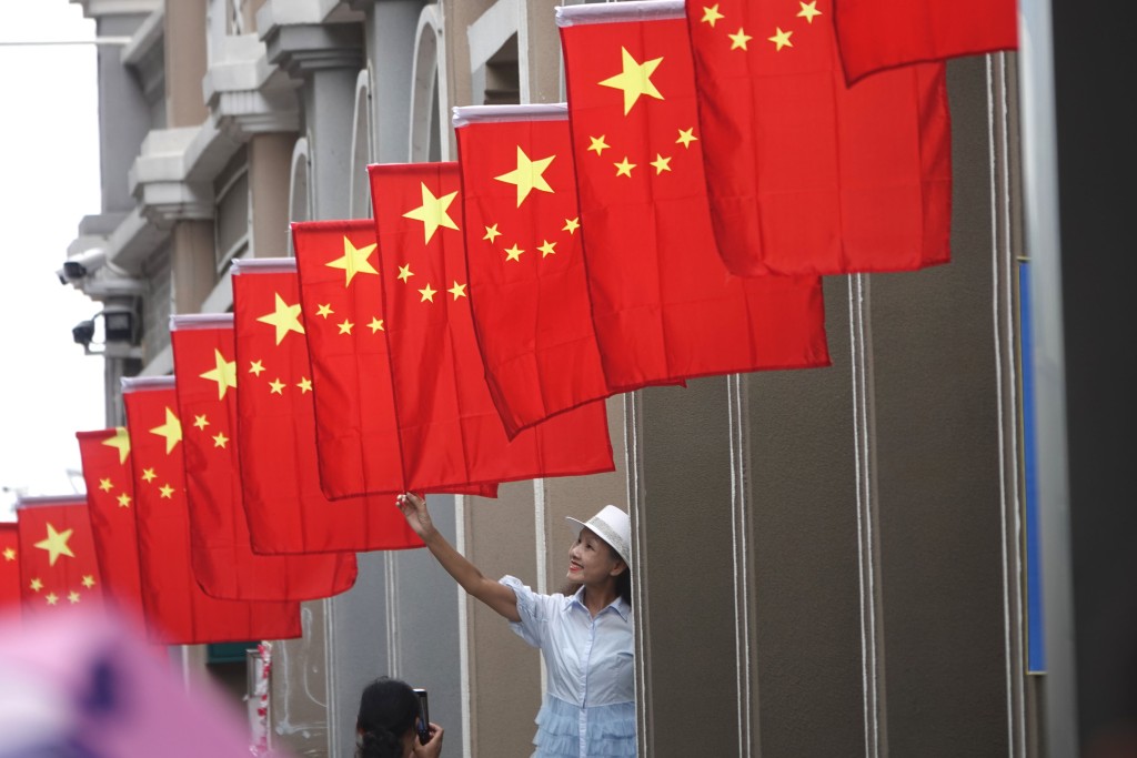 《金融時報》表示，外國駐港外交使團被要求提供使館人員工作場所和住所的一系列細節，做法與北京當局在中國內地對待領事館一樣.新華社圖片