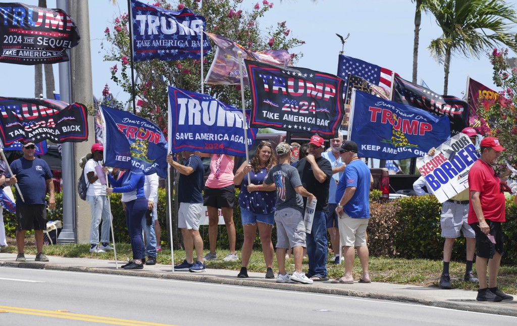 特朗普支持者在佛州棕櫚灘集會，聲援特朗普。美聯社