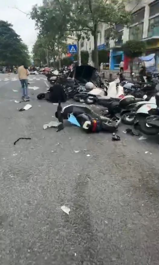 福州有私家車失控撞飛多輛電動車及司機。