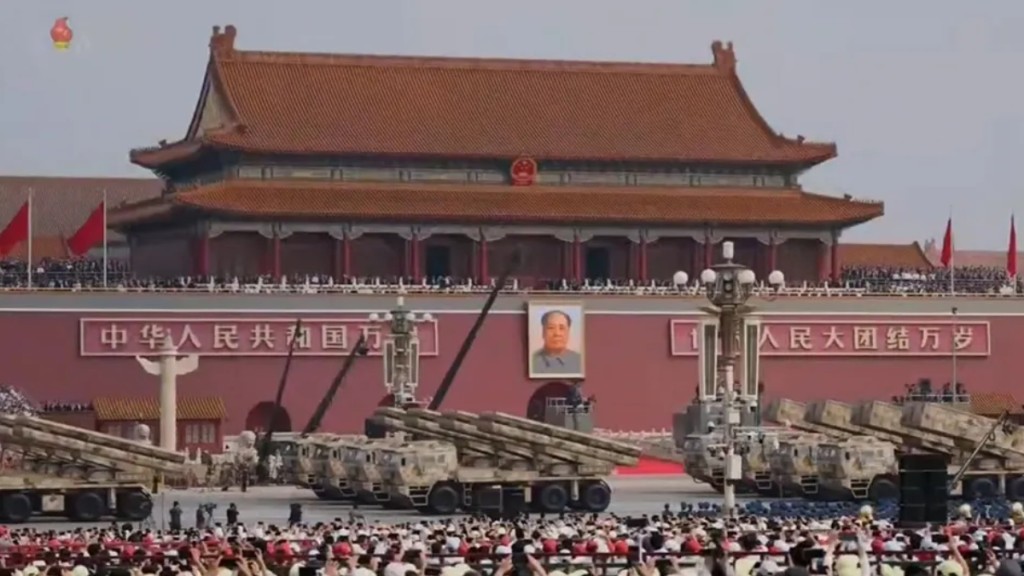 北韓中央電視台播出金正恩訪華出席「九三閱兵」紀錄片。 北韓中央電視台播出金正恩訪華出席「九三閱兵」紀錄片。
