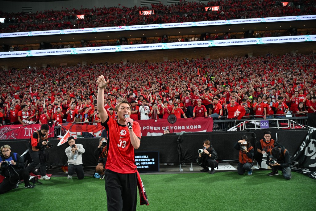 歌手周國賢啟德獻唱《黃金入球》。