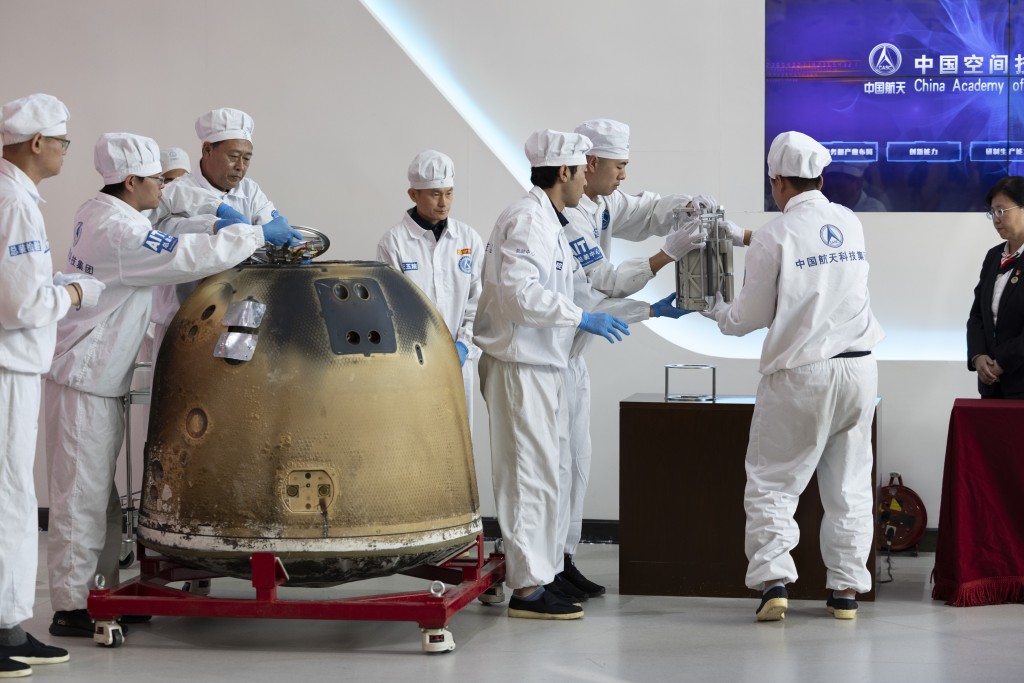 嫦娥六號月壞在北京開箱。