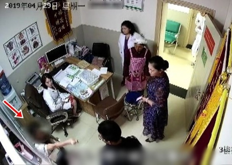 女子聽到保安說報警,情緒激動,亮出小刀。(網圖)