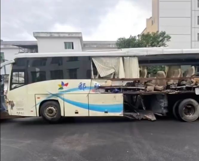 旅巴半截車身被削去。抖音