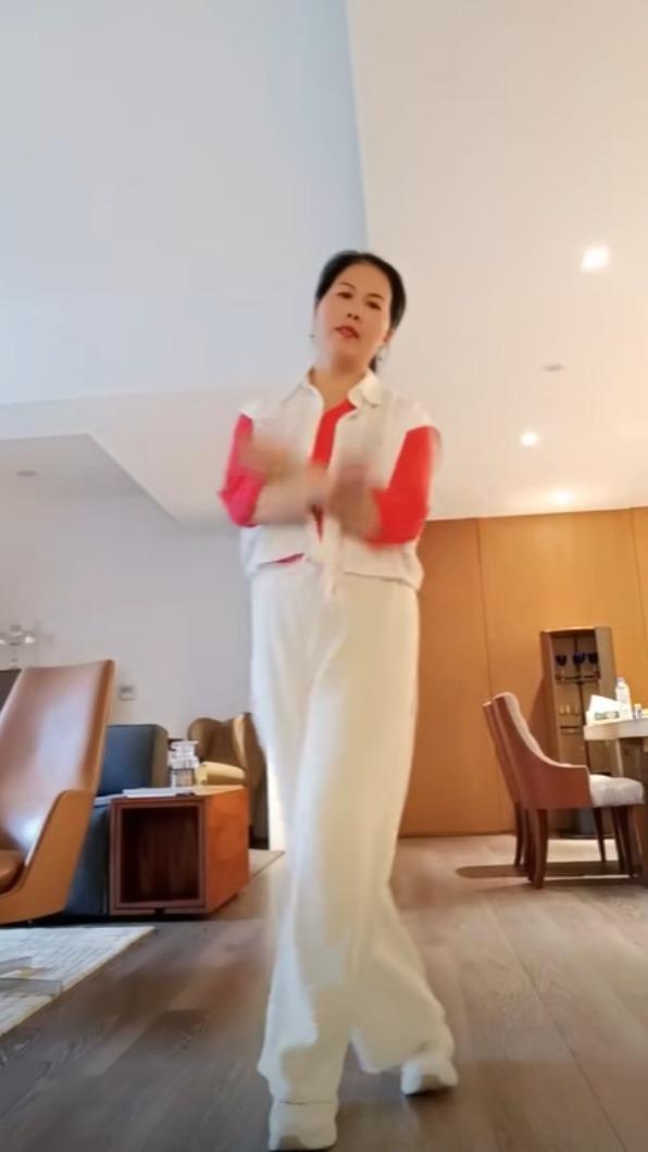 楊阿姨去年開通抖音帳號,並上傳在大S豪宅家中手舞足蹈。 楊阿姨去年開通抖音帳號,並上傳在大S豪宅家中手舞足蹈。