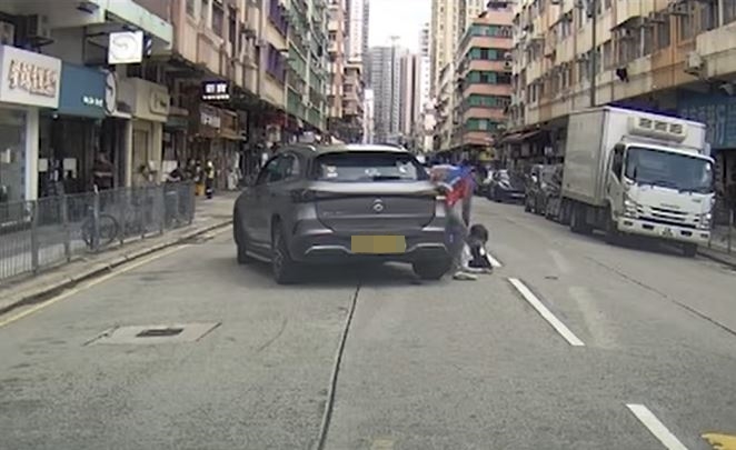 司機下車查看婦人傷勢。fb車cam L（香港群組）影片截圖