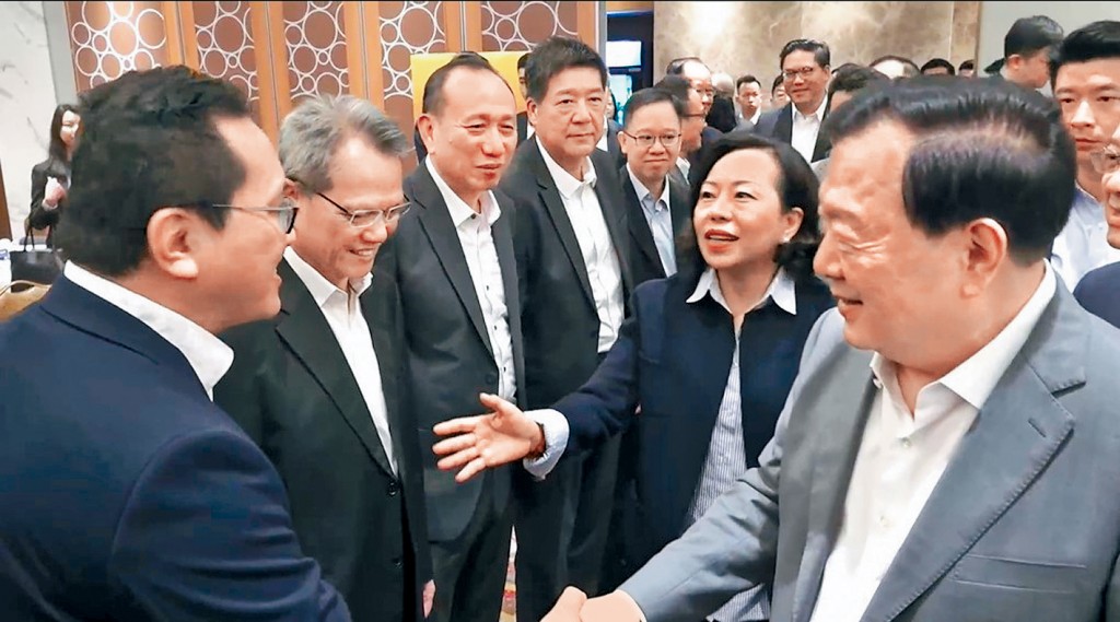 夏寶龍（右）在麥美娟陪同下在西貢與地區人士見面。