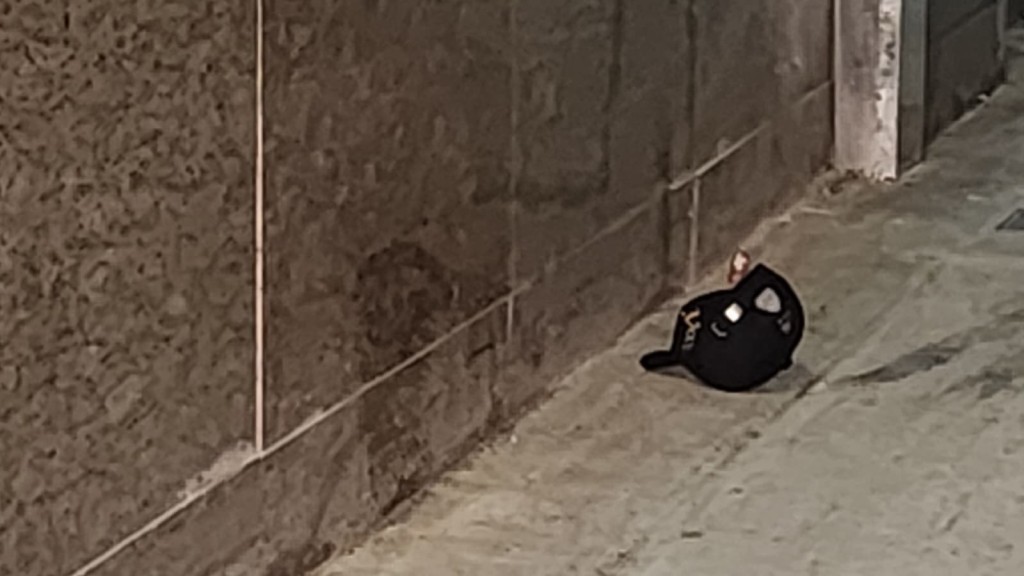 現場遺下一頂鴨嘴帽。黎志偉攝