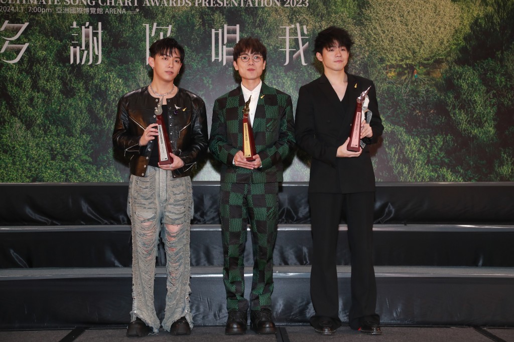 「叱咤男歌手」得奖者，（左起）银奖MC张天赋、金奖林家谦、铜奖Ian（陈卓贤）。