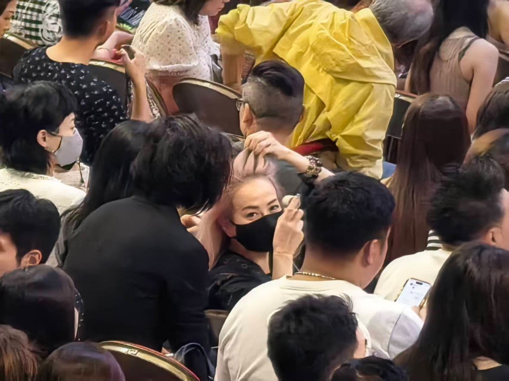 疑似林淑茵（黑口罩女）近日在古天樂演唱會上與經理人Ronnie的友好互動，令這段緋聞的討論度持續升溫。
