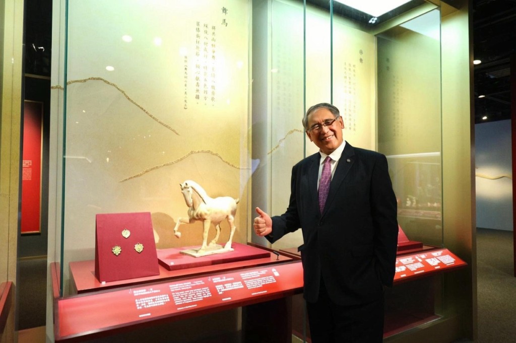 一眾嘉賓欣賞「香港賽馬會呈獻系列：長安萬象 — 陝西隋唐文明展」。