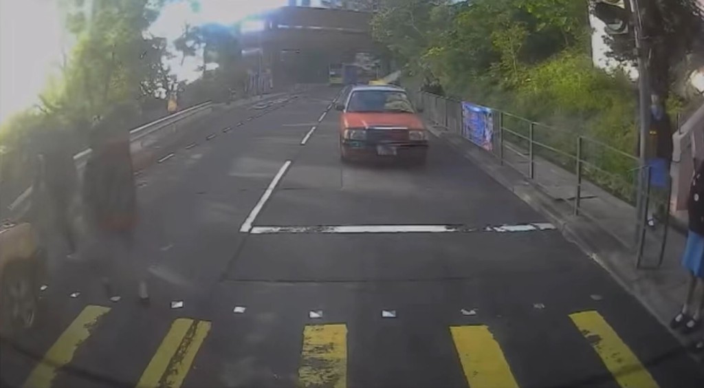 被撞女學生起身後，匆匆走向路邊。fb車cam L（香港群組）影片截圖