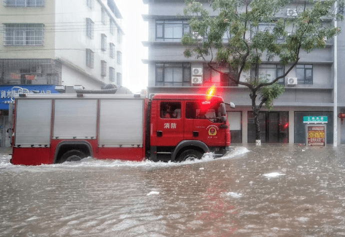 廣西欽州暴雨，水浸嚴重，行車困難。