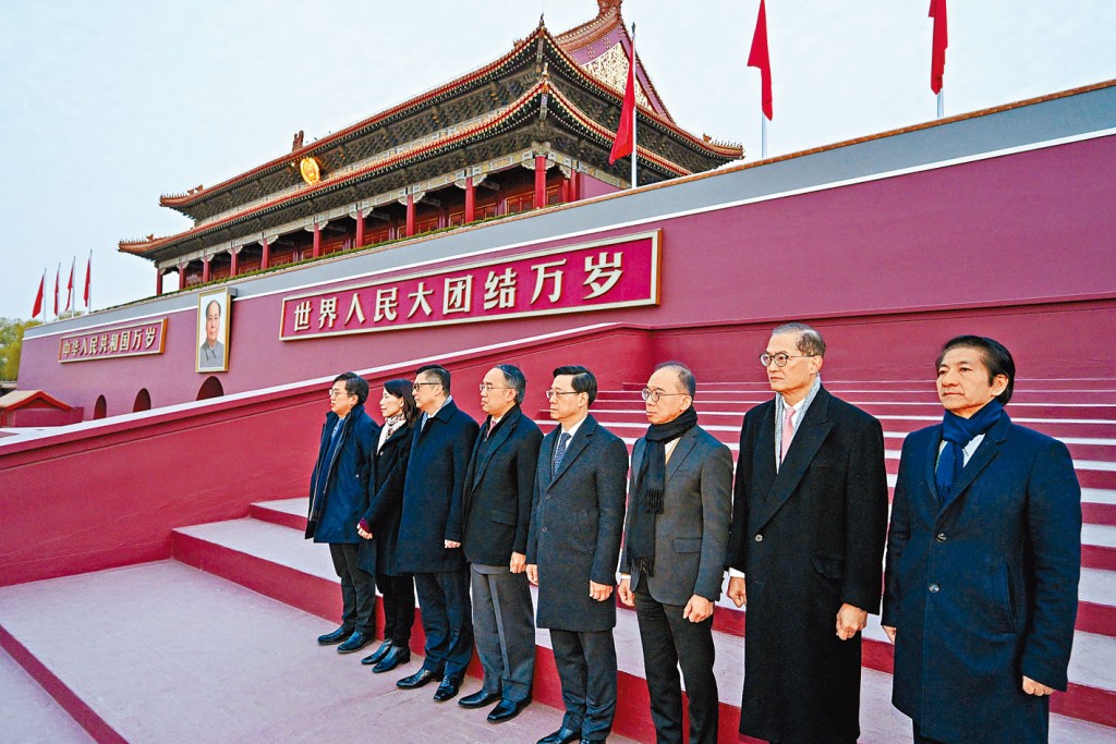行政長官李家超與團隊到天安門廣場觀看升旗禮。