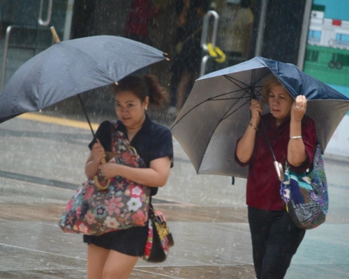 天文台預測本港地區今日多雲,有驟雨及幾陣雷暴。