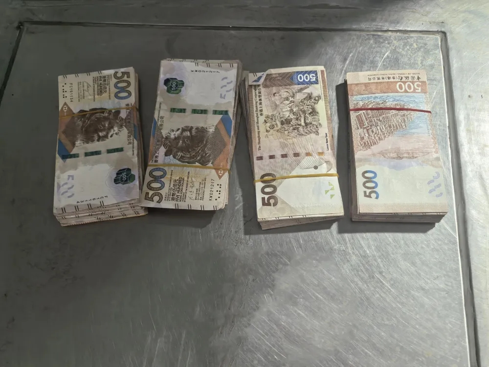 海關起出的港幣21.2萬元現金。 海關發布